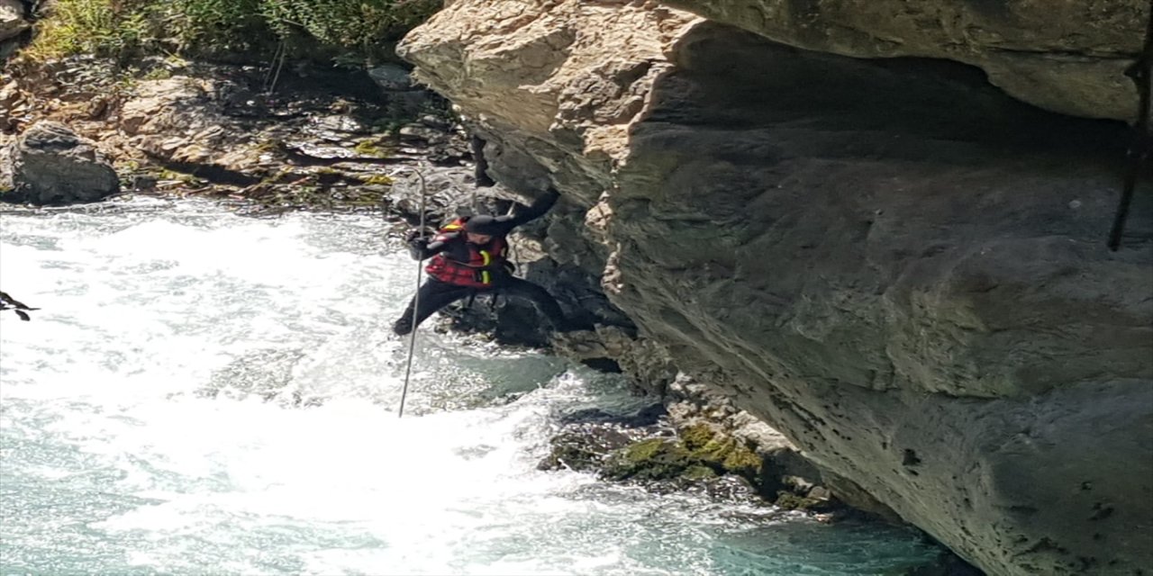 Müküs Çayı'nda akıntıya kapılan hemşireye ulaşılmaya çalışılıyor