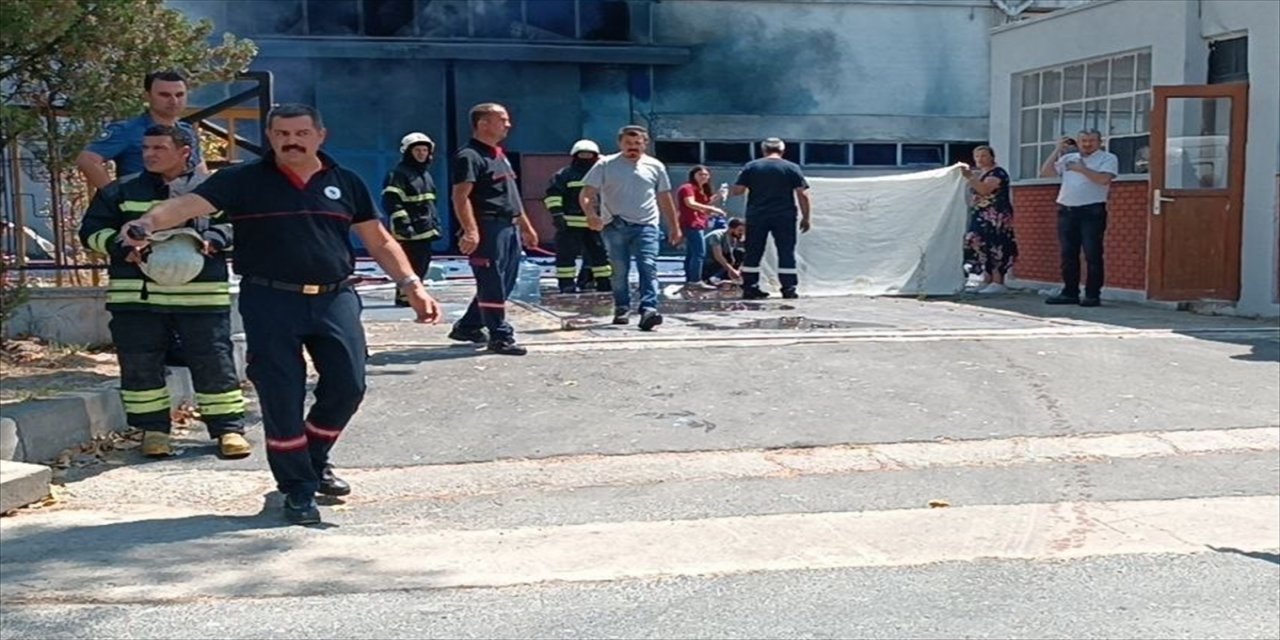 Tekirdağ'da boya fabrikasında patlama oldu 3 kişi yaralandı.