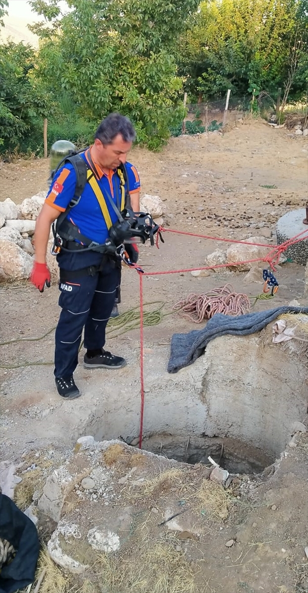 Adıyaman'da su kuyusuna düşen köpek yavrusu kurtarıldı