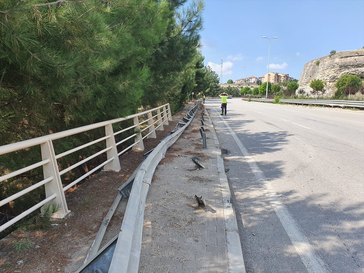 Karabük'te bariyere çarpan kamyonetteki 2 kişi yaralandı