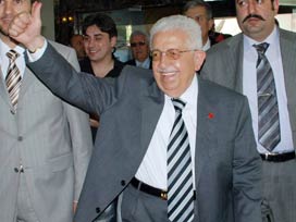 Recai Kutan yeniden başkan seçildi