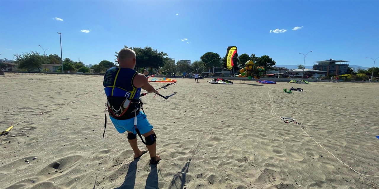 Kitesurf tutkunları Samsun'da bir araya geldi.
