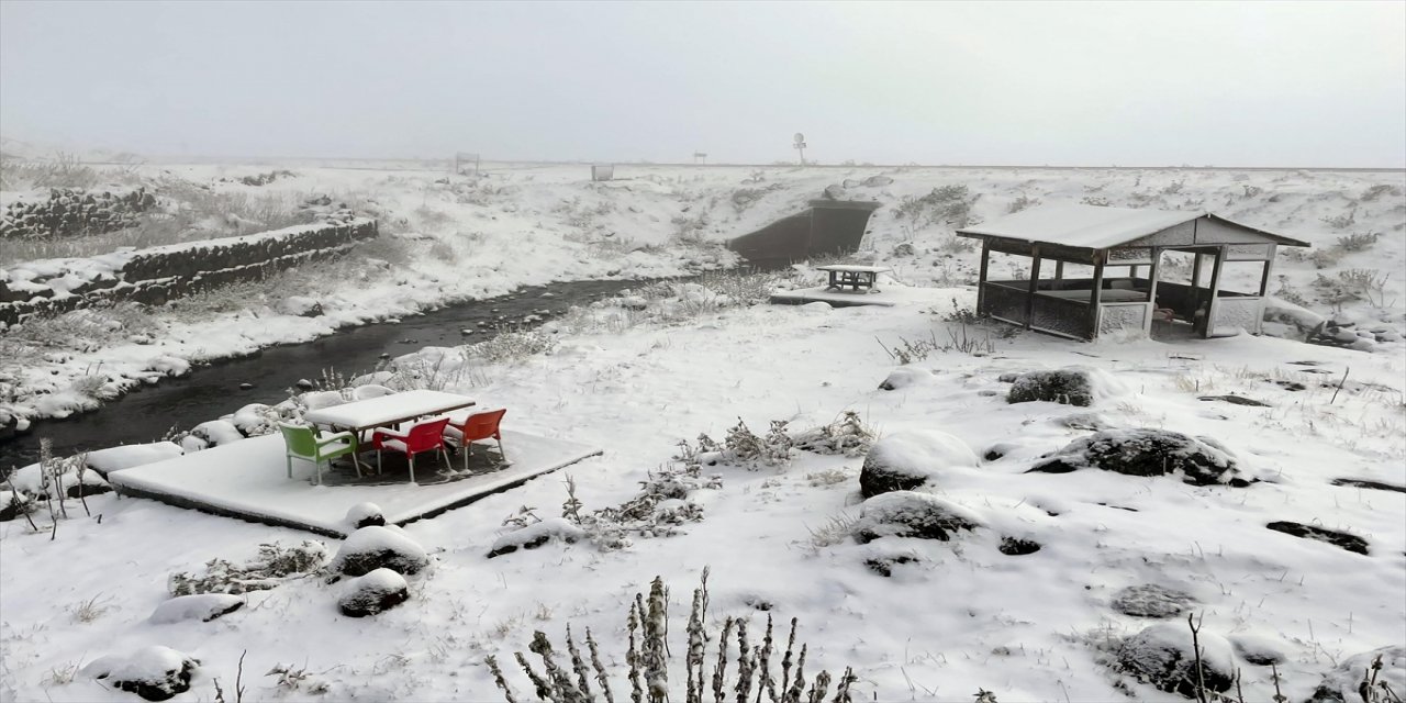Ardahan ve Kars'ın yüksek yerlerine Kar geldi.