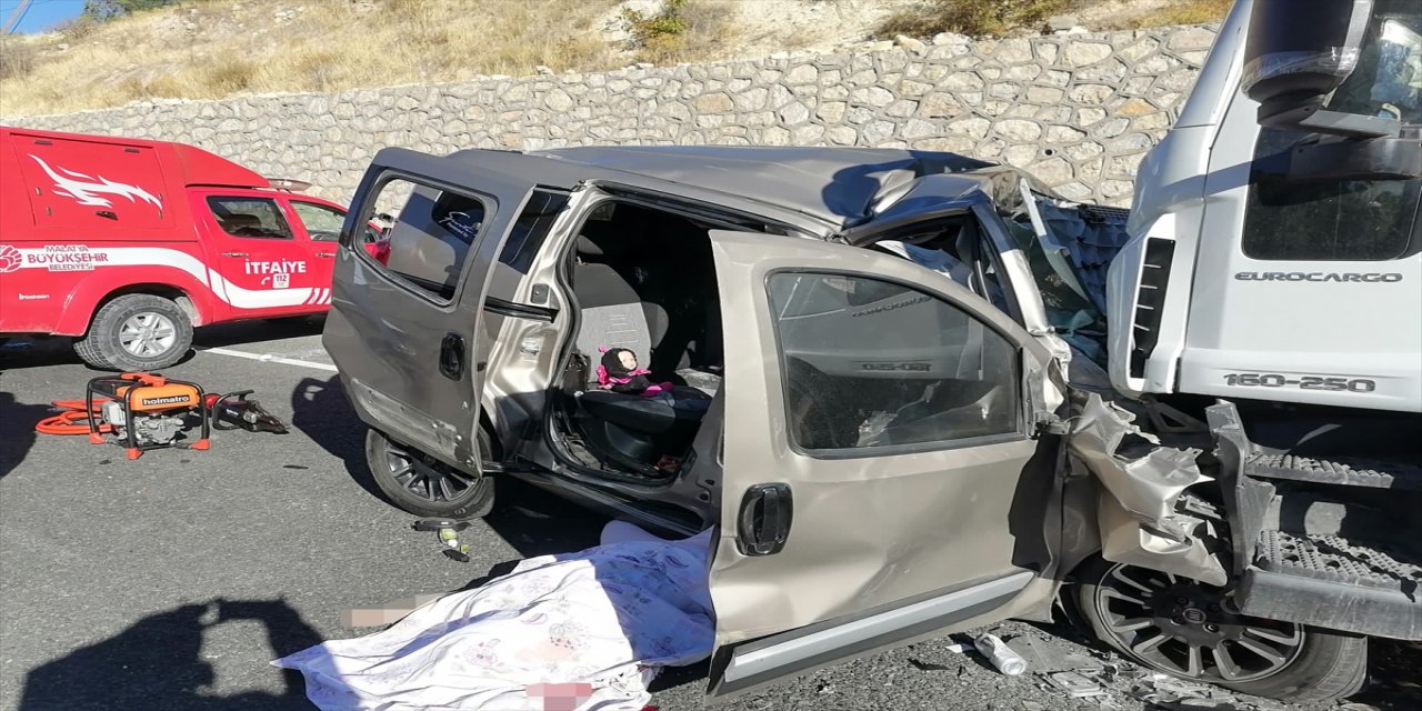 Malatya'da tırla, aracın çarpışması faciaya dönüştü 3 kişi hayatını kaybetti.