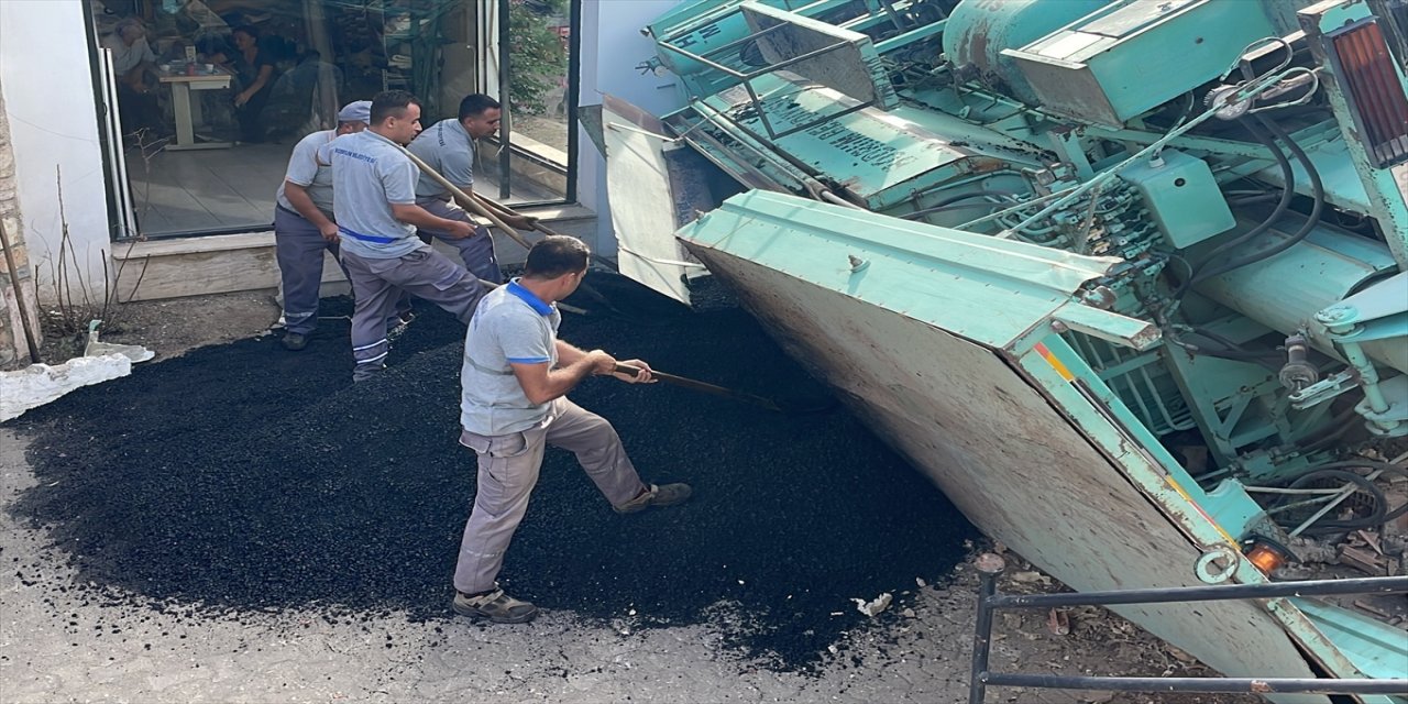 Bodrum'da asfalt kamyonu bir iş yerinin bahçesine devrildi.