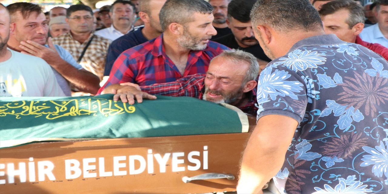 İzmir'de yangın söndürme göletinde boğulan kardeşlerin cenazeleri defnedildi.