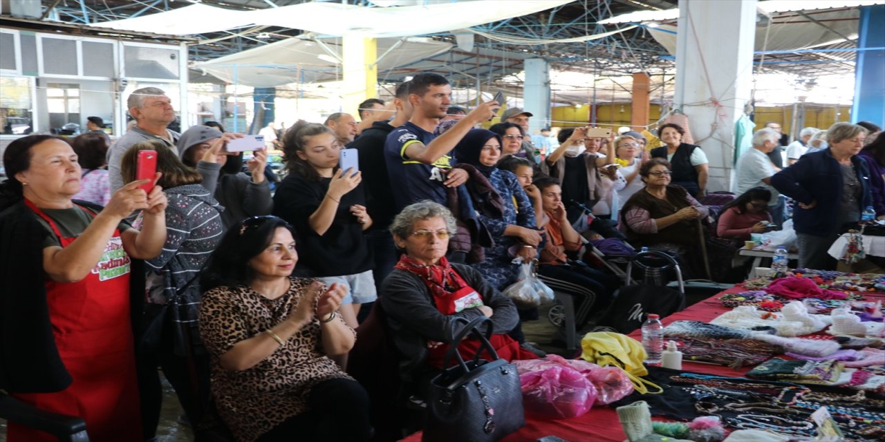 Edirne'de kadınların kurduğu ritim grubu pazaryerinde insanları eğlendirdi.