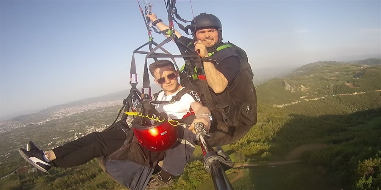 Bursa'da mobilya işçisi çalıştığı fabrikaya paraşütle gitti