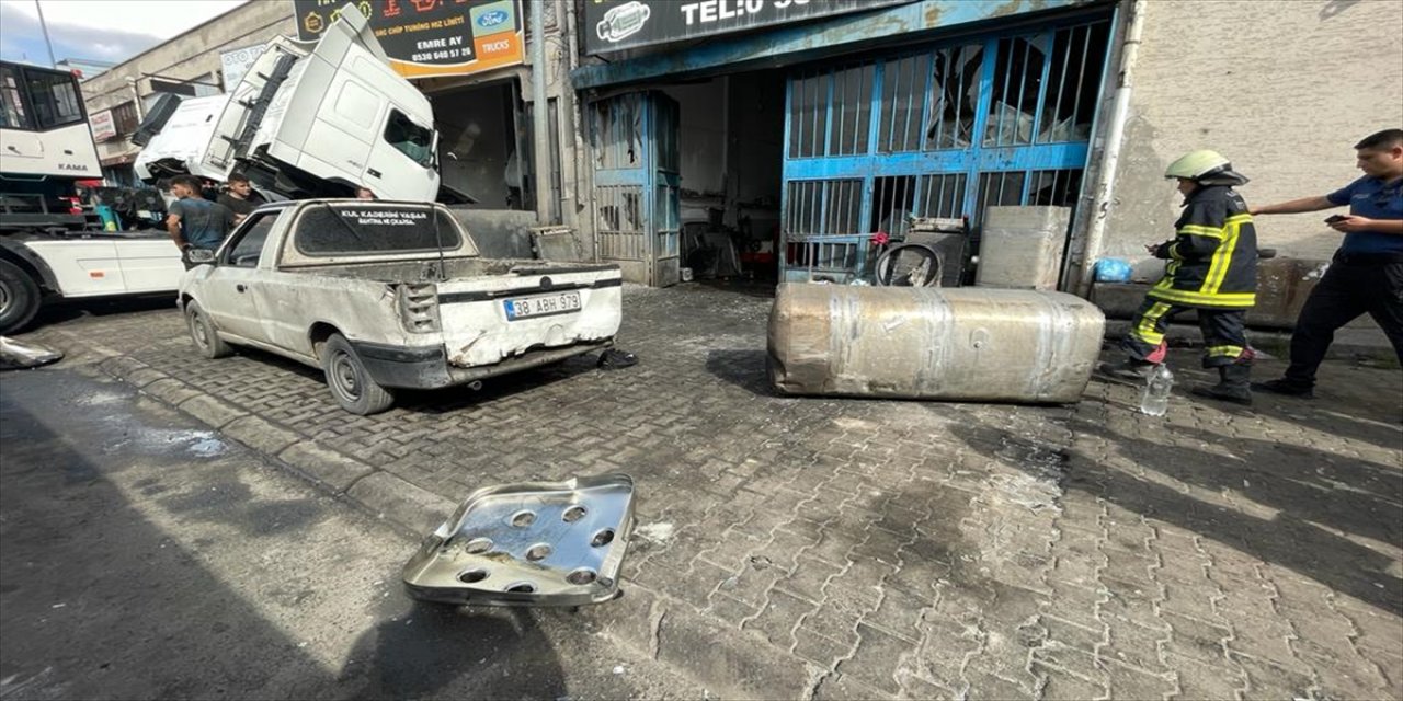 Kayseri'de kamyonun yakıt deposu patladı 4 kişi yaralandı.