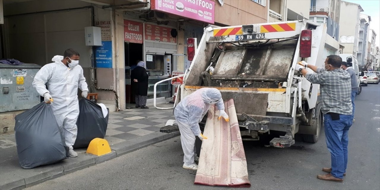 Tekirdağ'da "Çöp evde" yaşayan zihinsel engelli iki kişi rehabilitasyon merkezine götürüldü.