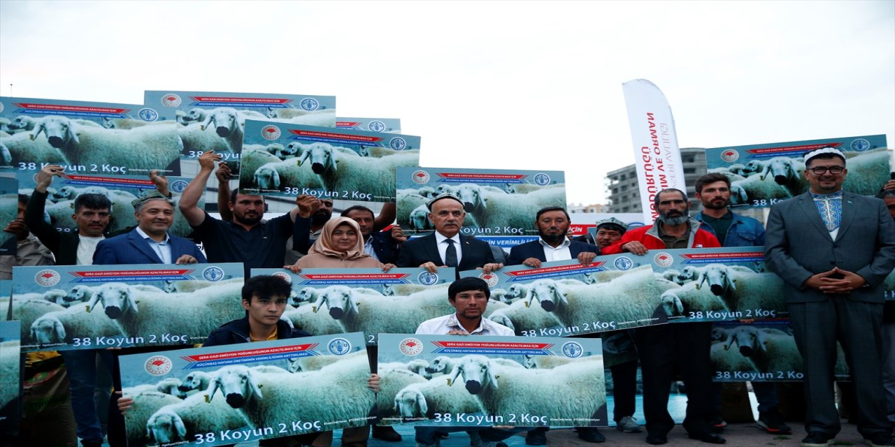Bakan Kirişci, Kayseri'de tohum dağıtımında bulundu.
