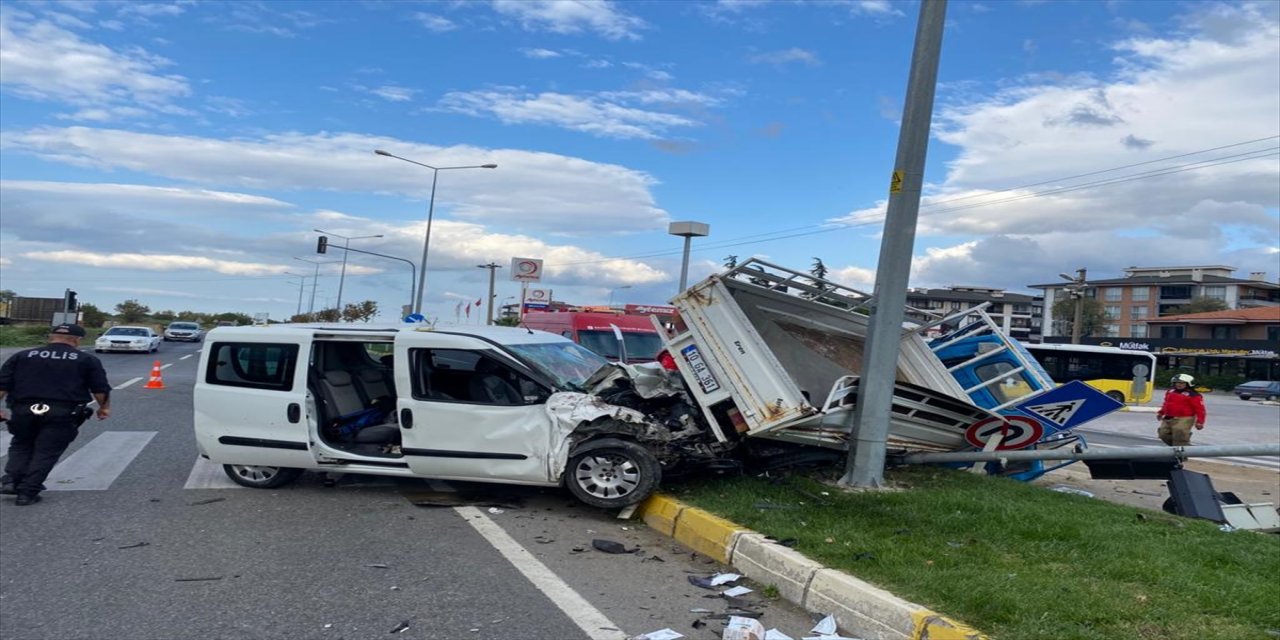 Balıkesir'de göreve giden polisleri taşıyan araç ile kamyonet çarpıştı
