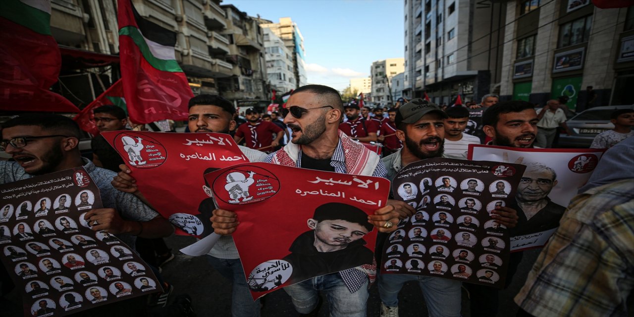 Gazze'de, İsrail hapishanelerindeki Filistinli tutuklularla dayanışma gösterisi düzenlendi