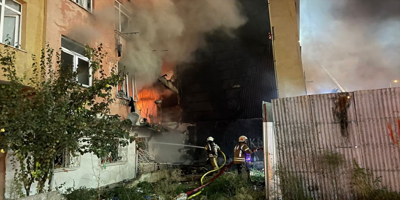 Kadıköy'de bir binada patlama meydana geldi.