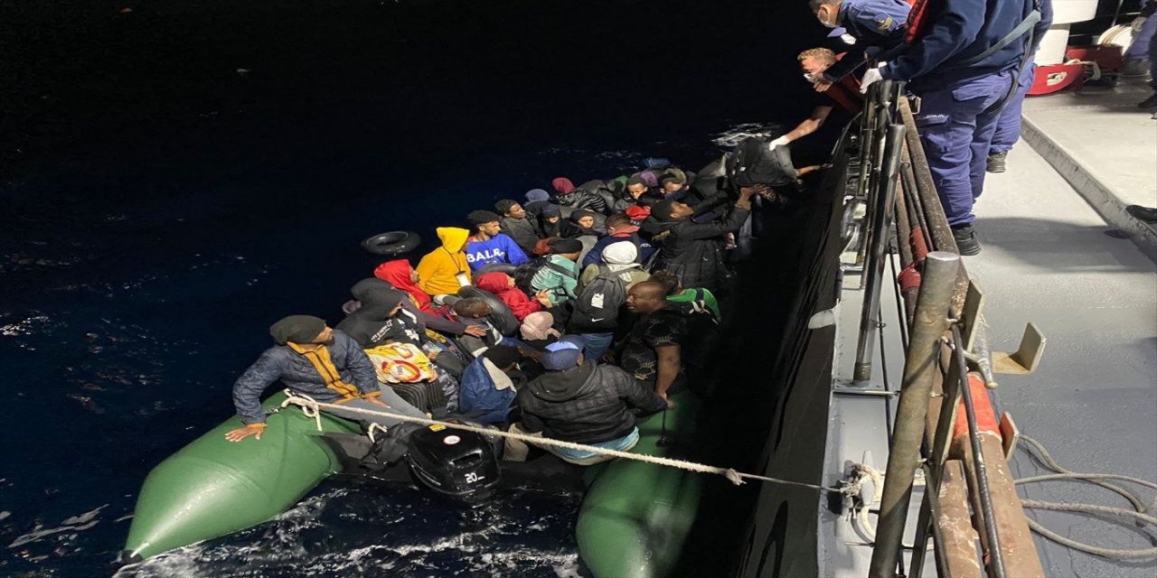 İzmir açıklarında 38 düzensiz göçmen kurtarıldı.