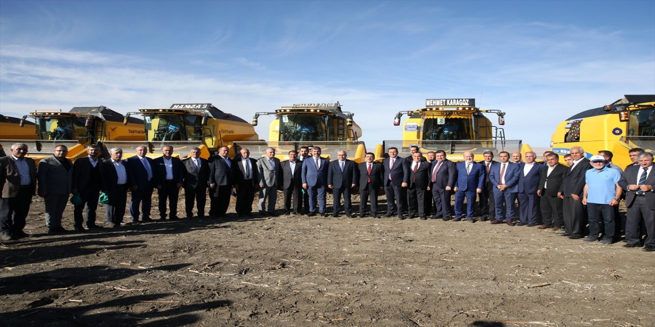 Tarım ve Orman Bakan Yardımcısı Muş'ta ayçiçeği hasadındaydı.