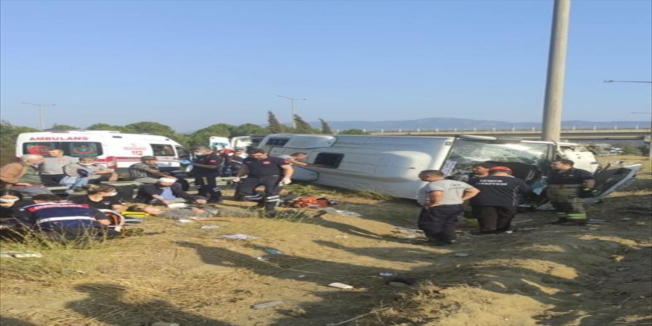 İzmir'de hasta taşıyan midibüs devrildi, 9 kişi yaralandı.