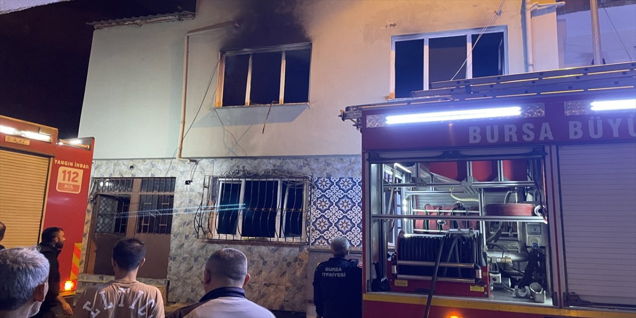 Bursa'da sinir krizi geçiren bir kişi 2 katlı evlerini yaktı