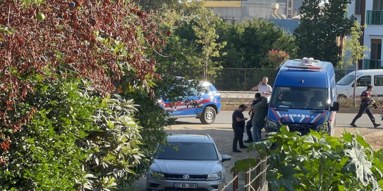 Antalya'da narenciye bahçesinde bir erkek cesedi bulundu.