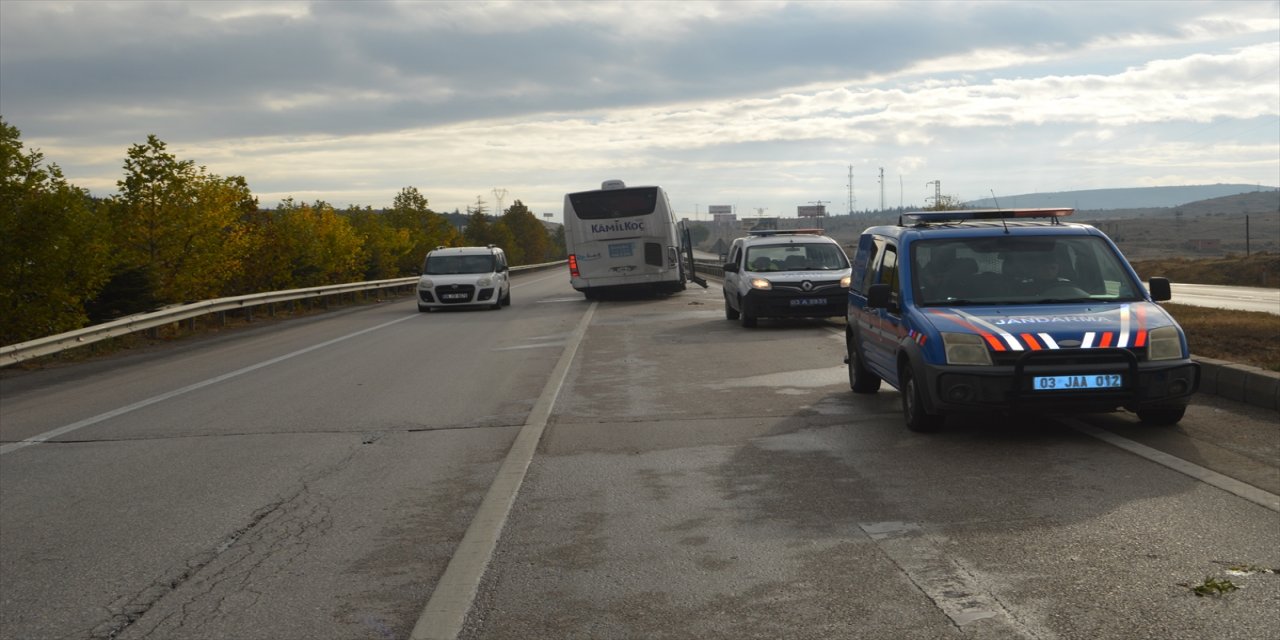 Afyonkarahisar'da 2 tır ile yolcu otobüsünün karıştığı kazada 2 kişi yaralandı