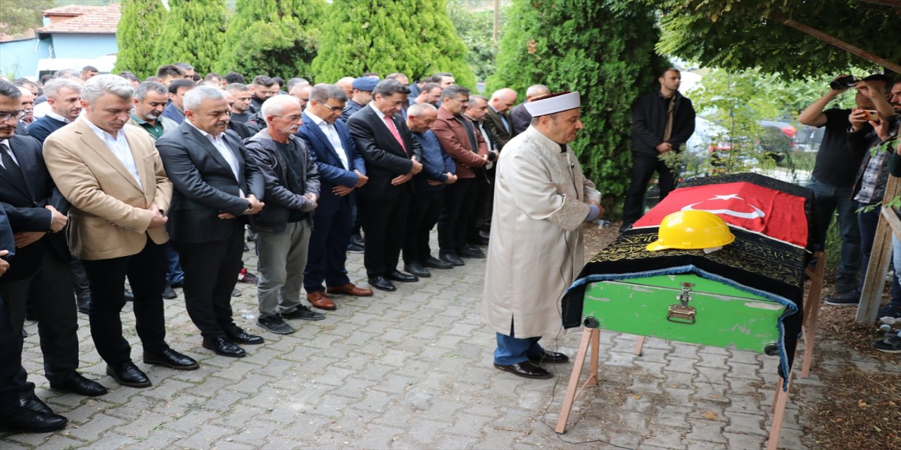 Madendeki patlamada hayatını kaybeden Serhat Kahraman'ın cenaze namazı kılındı.