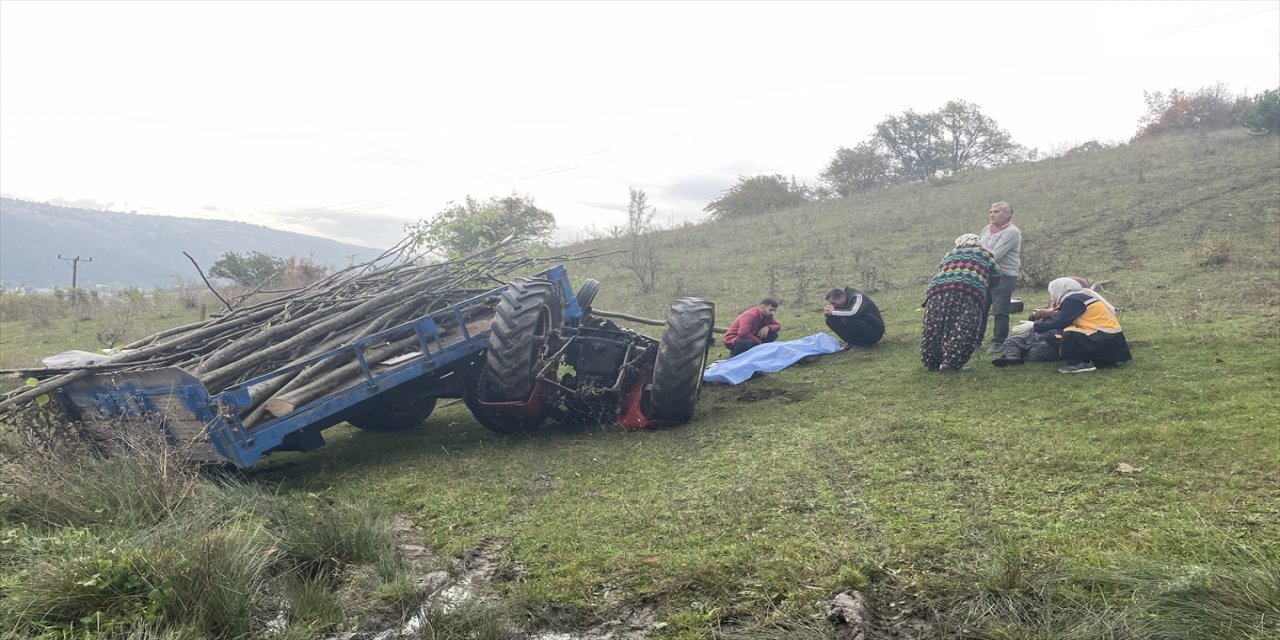 Bolu'da traktör devrildi, sürücüsü hayatını kaybetti.