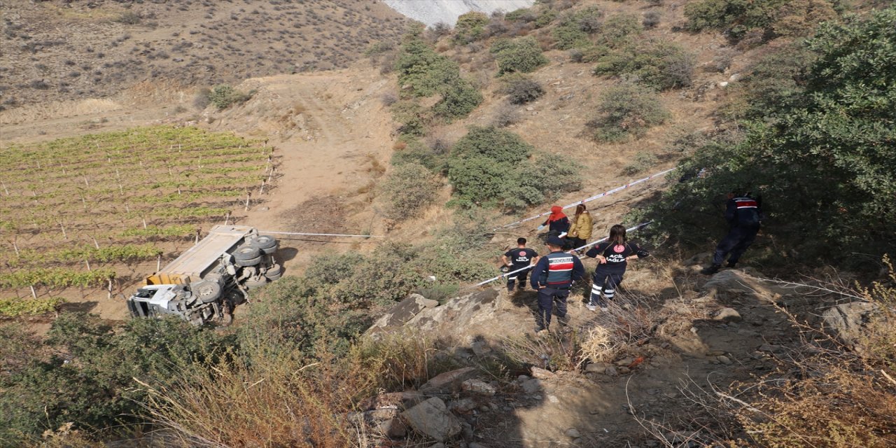 Manisa'da yuvarlanan kamyonun sürücüsü hayatını kaybetti.