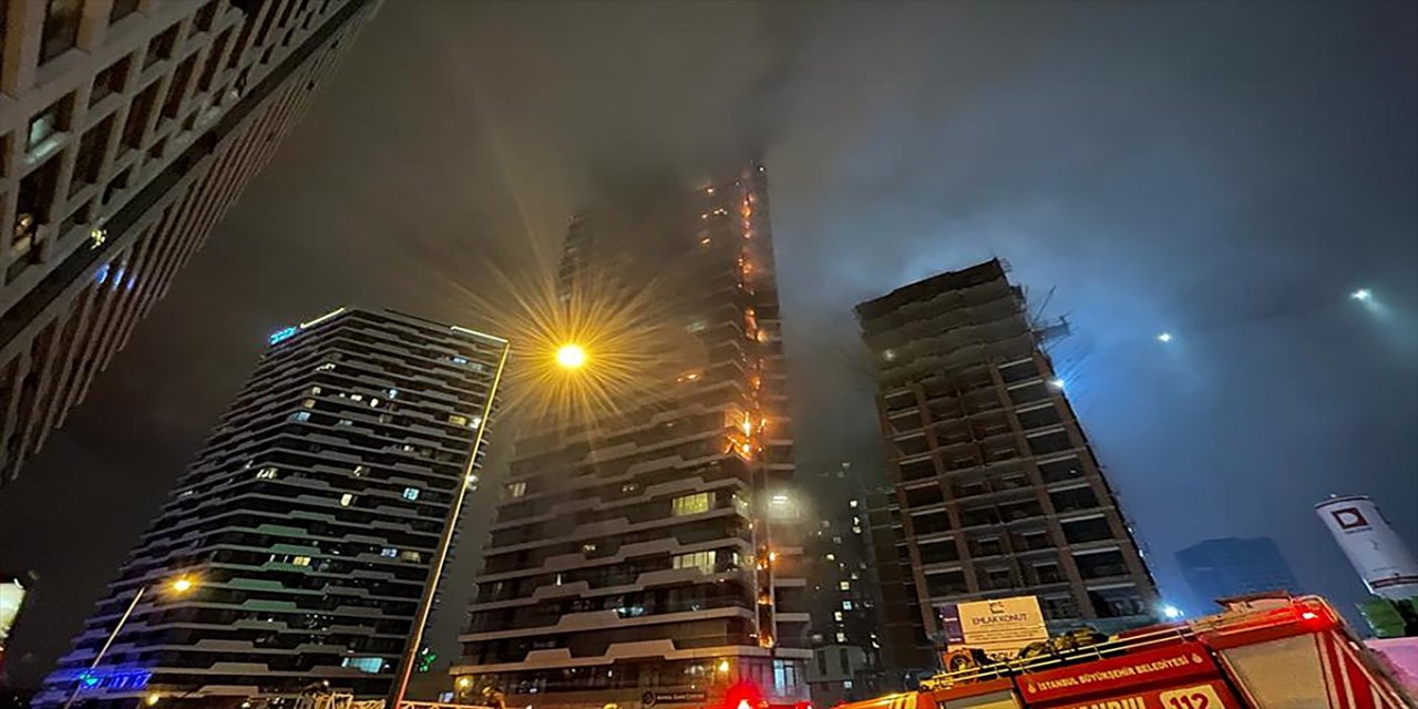 Kadıköy'de 24 katlı binada yangın çıktı