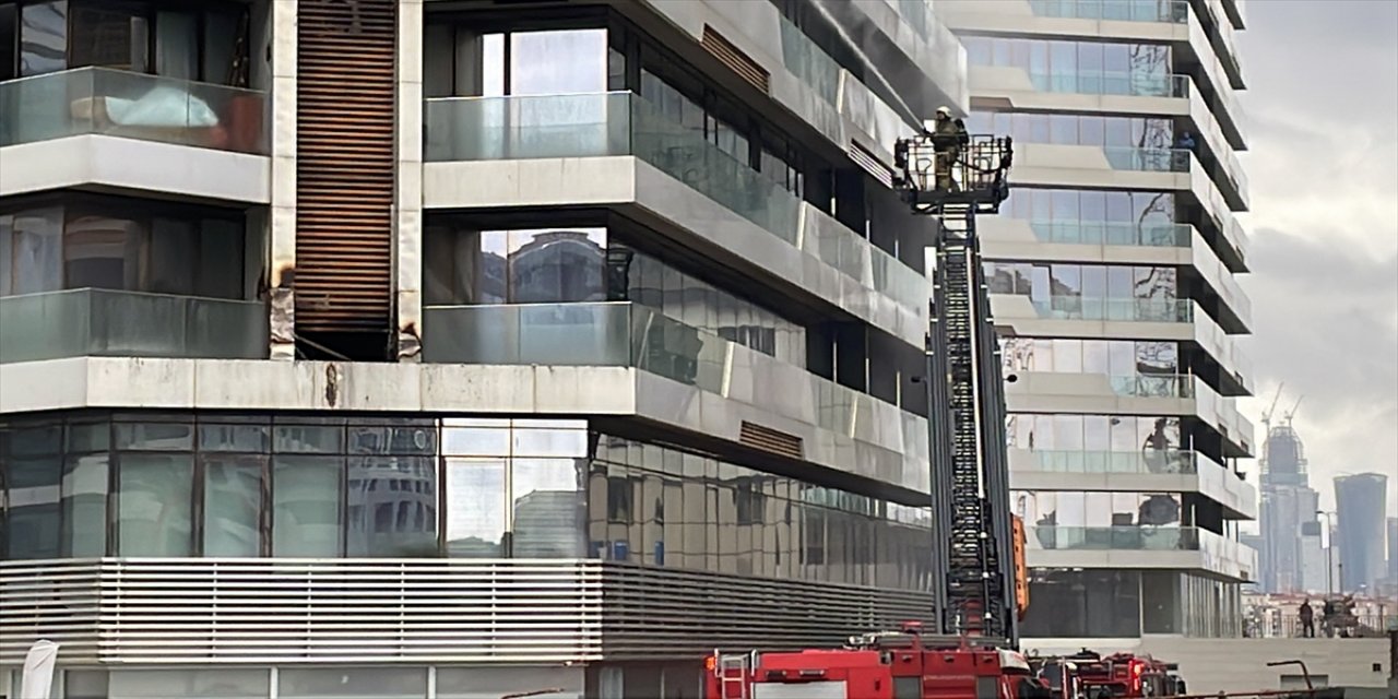 Kadıköy'deki 24 katlı binada yeniden yangın çıktı.