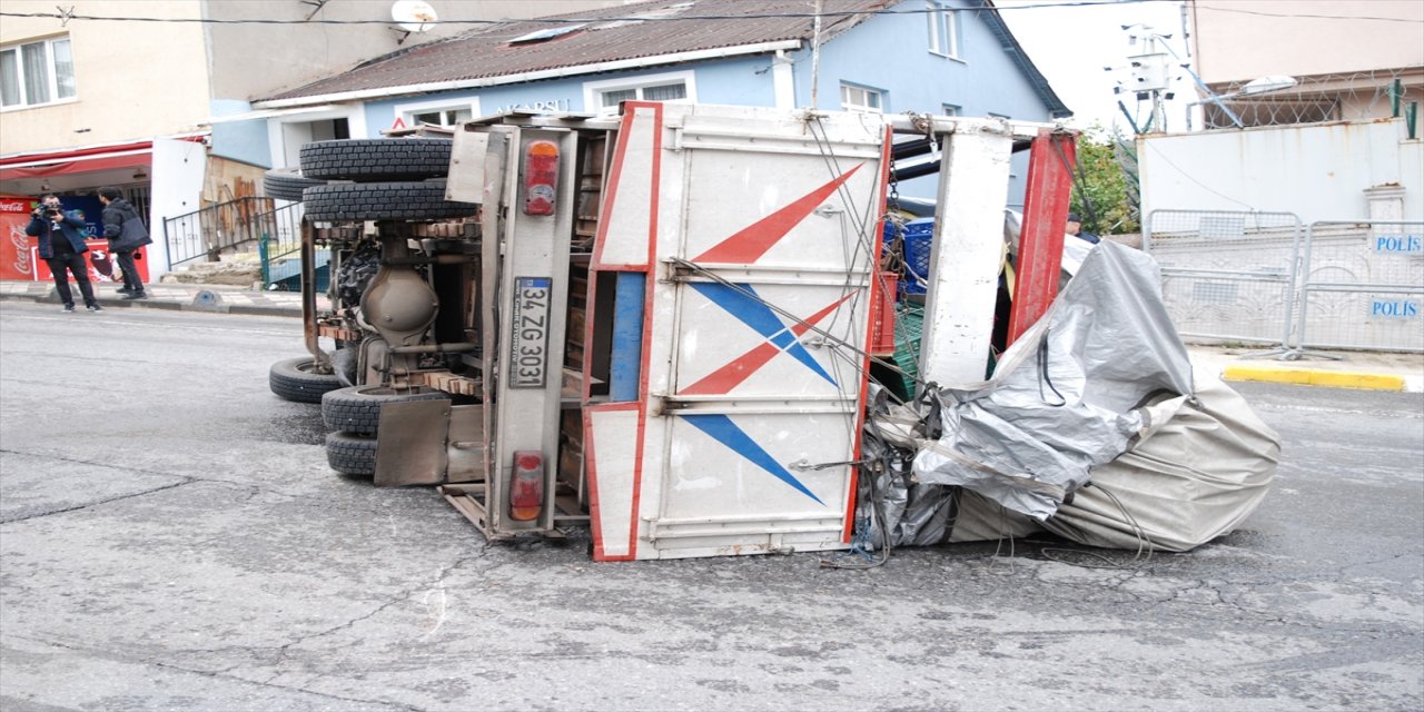 Sultanbeyli'de Erzak yüklü kamyonet yan yattı.