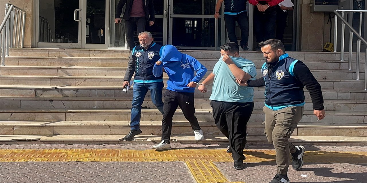 Kayseri'de dolandırıcılık iddiasıyla 2 kişi tutuklandı.