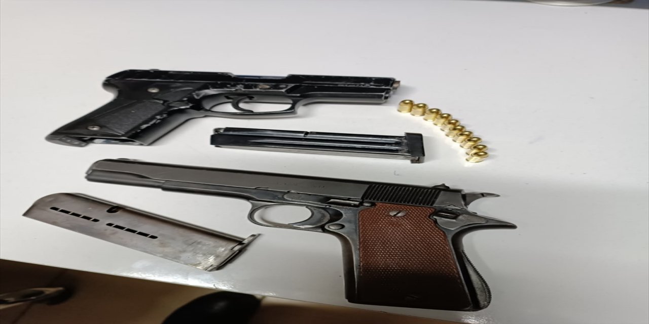 Adana'da araçla polisten kaçmaya çalışan 3 şüpheli kaza yapınca yakalandı