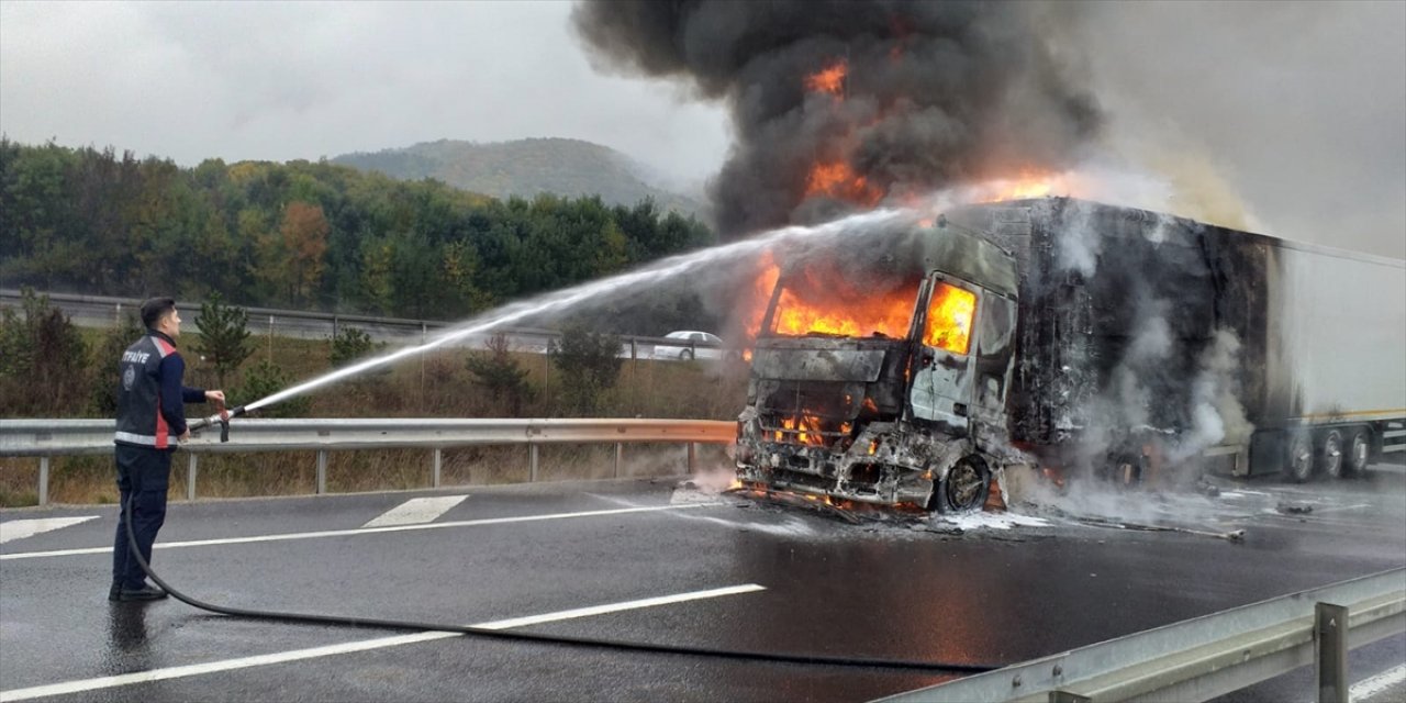 Bolu'da tavuk eti yüklü tır yandı