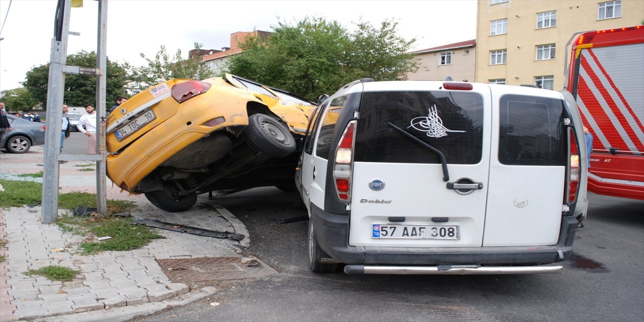 Sultanbeyli'deki trafik kazasında 4 kişi yaralandı
