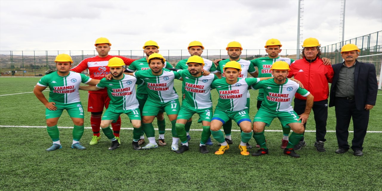 Tekirdağ'da futbolcular maden işçileri anısına sahaya baretle çıktı