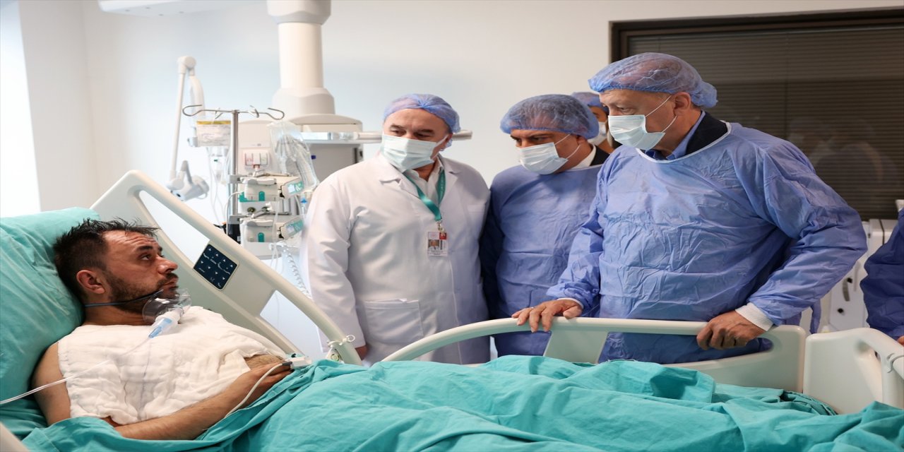 Cumhurbaşkanı Erdoğan, İstanbul'da tedavi gören madencileri ziyaret etti