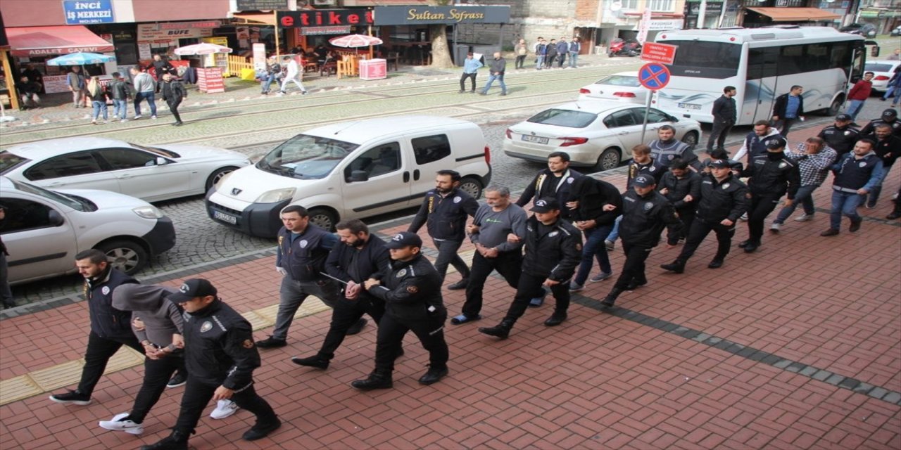 Prefabrik ev yapımı ve satımı vaadiyle dolandırıcılıkla suçlanan 20 şüpheli adliyede