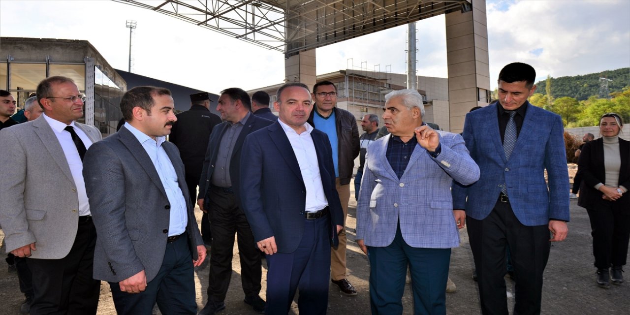 Ardahan Valisi Öner, Türkgözü Gümrük Kapısı'ndaki inşaat çalışmalarında inceleme yaptı.