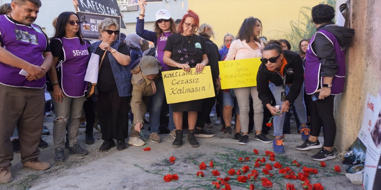 İzmir'de hayvanseverler bir köpeğin yakılarak telef edilmesine karşı protesto yaptılar.