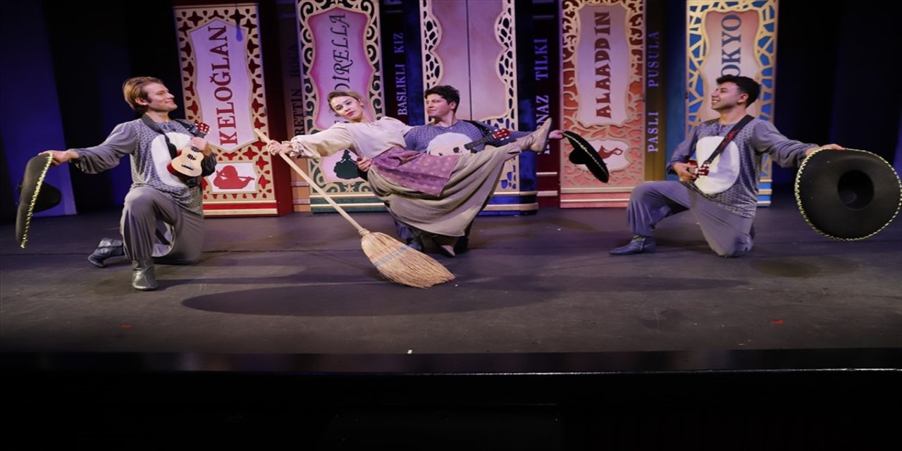 "Shakespeare'in Bütün Oyunları" yarın prömiyer yapacak.