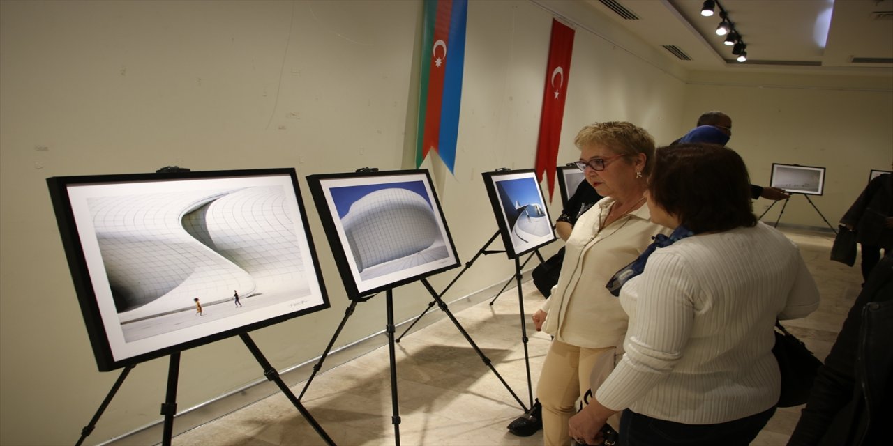 Azerbaycan'ın Bağımsızlık Günü kapsamında "Kardaş Kömeği" fotoğraf sergisi açıldı.