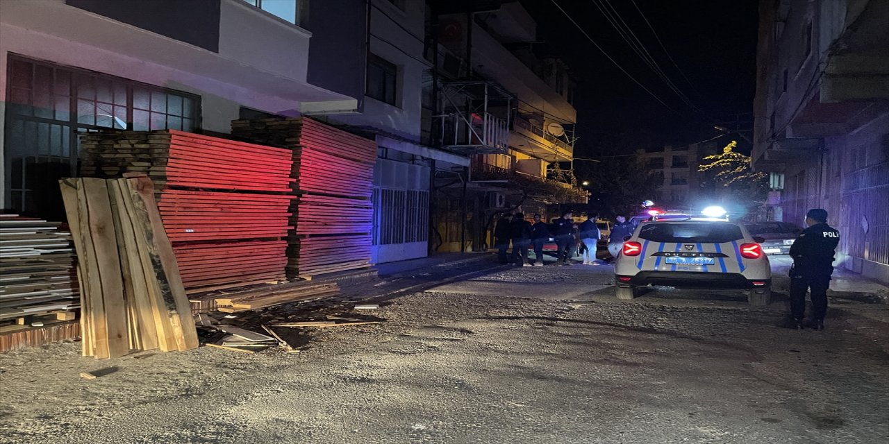 İzmir'de araç kundaklayan kişi iş yerini yakmaya çalışırken yakalandı