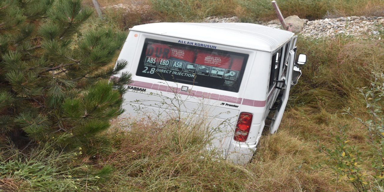 Afyonkarahisar'da minibüs ile otomobilin çarpışması sonucu 15 kişi yaralandı