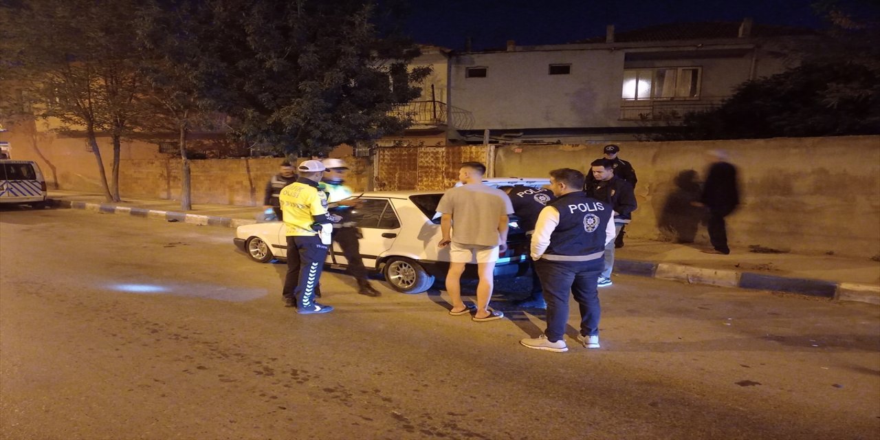 Manisa'da narkotik uygulaması yapıldı.