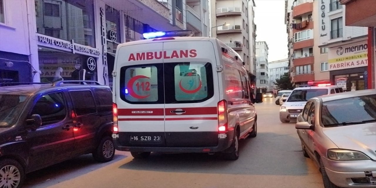 Bursa'da sokakta yaralı bulunan genç hastanede hayatını kaybetti