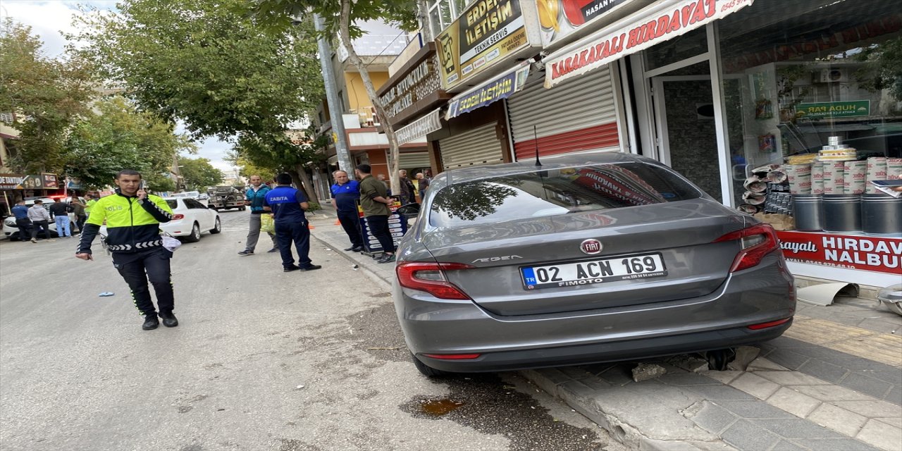 Adıyaman'da Bir Kadının üzerine arabanın çarptığı aydınlatma direği düştü.