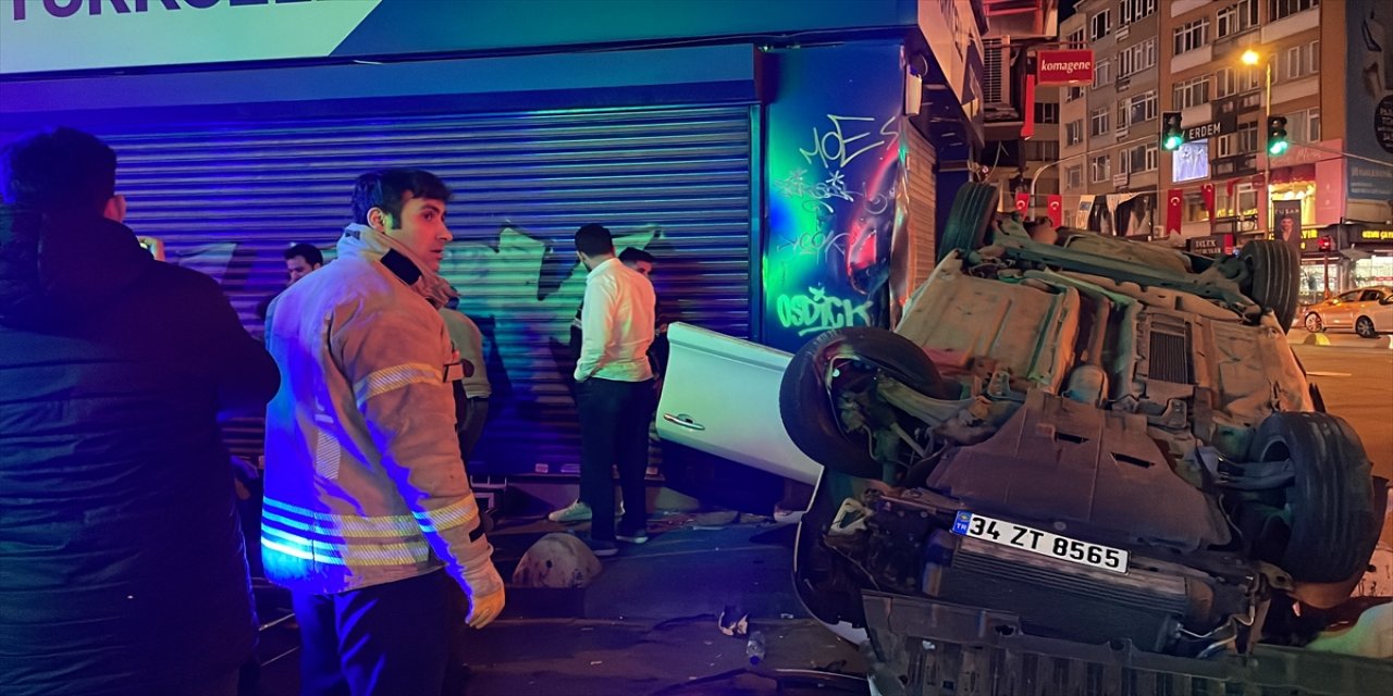 Kadıköy'de devrilen otomobildeki 2 kişi yaralandı