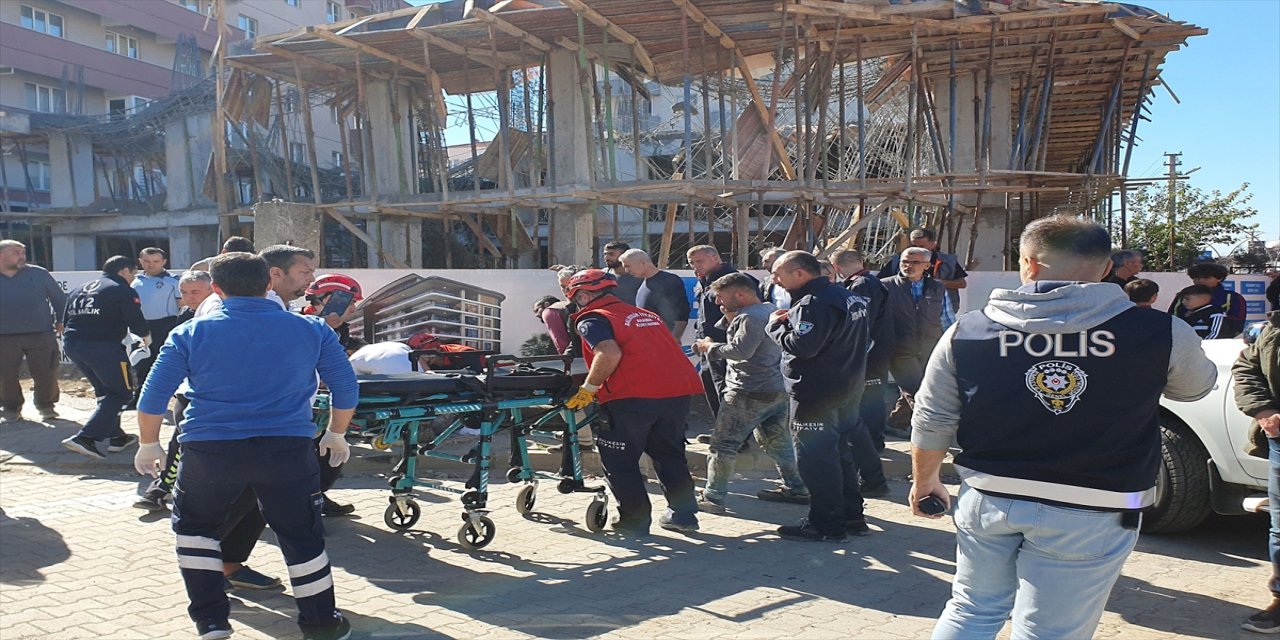 Balıkesir'de Çöken kalıpların altında kalan 5 kişi yaralandı.