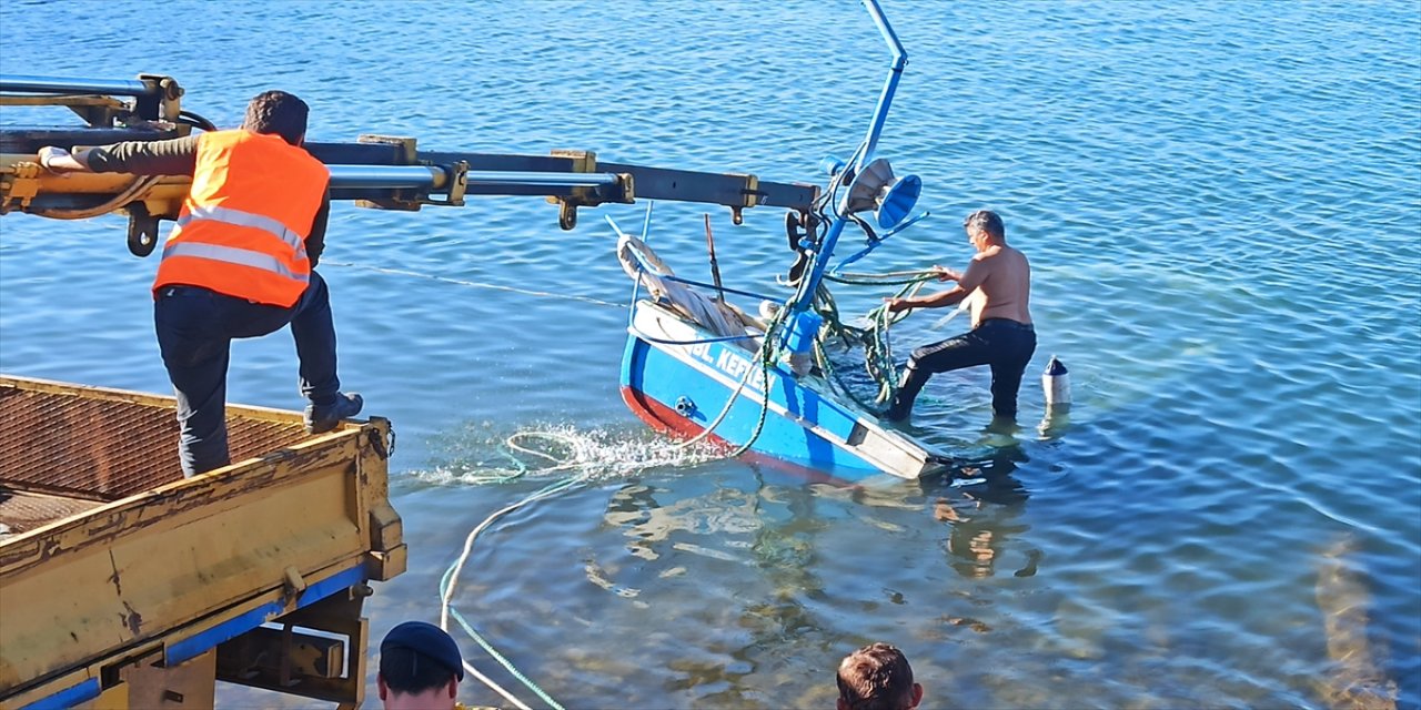 Kocaeli'de alabora olan tekne kurtarıldı.