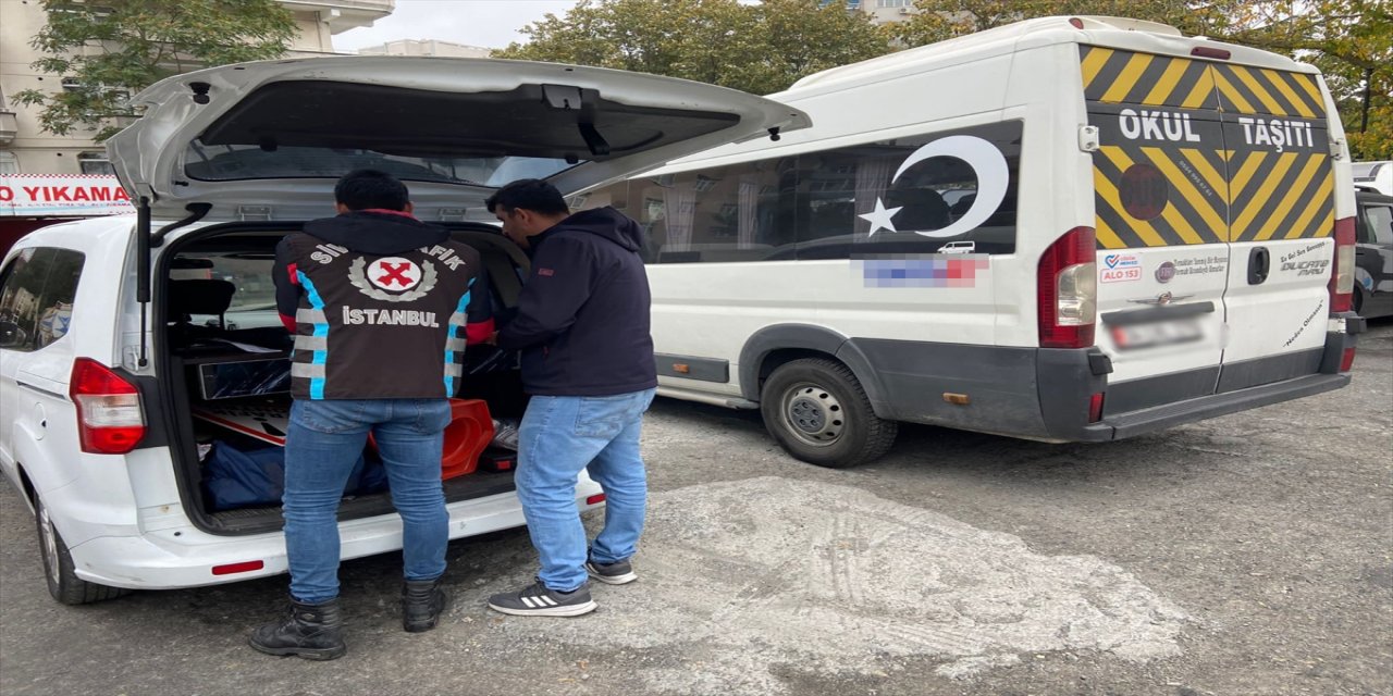 İstanbul'da çakar kullanan servis aracına gereken yapıldı.